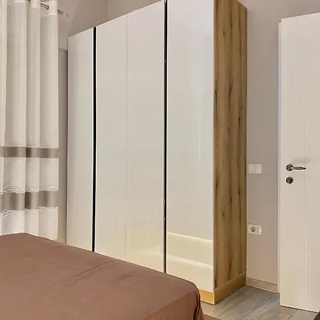 Newly Renovated One Bedroom In Τίρανα